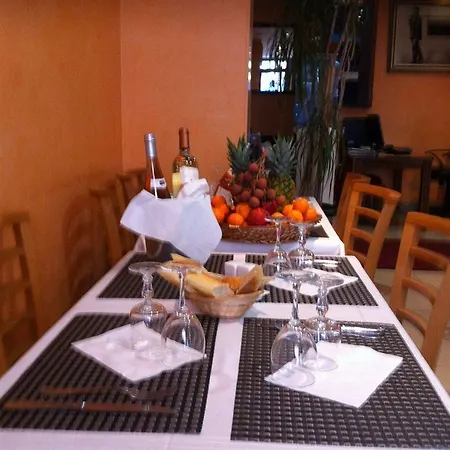 Hotell Le Pasteur La Courneuve