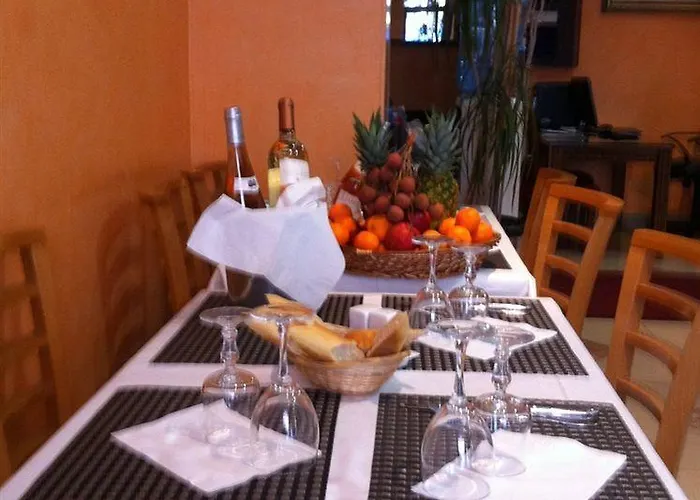 Hotel Le Pasteur La Courneuve